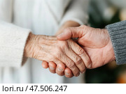 Пожатие рукю Близкий план рукопожатия, символ заботы и поддержки. Стоковое AI-изображение, AI-художник Башкирова Анна / Фотобанк Лори