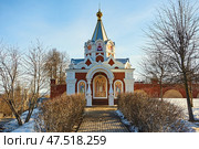 Часовня Петра и Февроньи и скамья примирения возле православного кафедрального Михайло-Архангельского собора на Красной площади в городе Ижевске Удмуртия.Chapel of Peter and Fevronia and bench of reconciliation near the Orthodox Cathedral of St. Michael the Archangel on Red Square in the city of Izhevsk, Udmurtia. Редакционное фото, фотограф Юрий Карачев / Фотобанк Лори