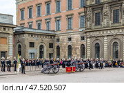 STOCKHOLM, SWEDEN - APRIL 30, 2018: The Royal Guard, The Royal Swedish Army Band, the king's confidants, the people and old guns at the celebration of King Carl XVI Gustaf's 72nd birthday at the Royal Palace in Stockholm. Редакционное фото, фотограф Сергей Комаров / Фотобанк Лори