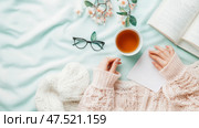 Cozy Spring Morning: Journaling with Tea and Blossoms. Стоковое AI-изображение, AI-художник Данила Большаков / Фотобанк Лори