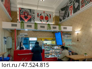 Посетители покупают еду. «Буфет №11» на станции Московского метрополитена «Арбатская» Филёвской линии. Город Москва. Редакционное фото, фотограф Румянцева Наталия / Фотобанк Лори