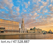 Sofiyskaya embankment in Moscow at sunset (2024 год). Редакционное фото, фотограф Саблин Станислав / Фотобанк Лори