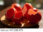 Красные скорлупки от куриных яиц. Стоковое AI-изображение, AI-художник Анна Рогалева / Фотобанк Лори