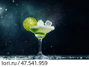 A deconstructed Daiquiri floats in pristine beauty. Lime, sugar, ice, and rum hover in air, showcasing a sleek, modern twist on the classic cocktail. Стоковое AI-изображение, AI-художник Nart / Фотобанк Лори