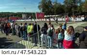 Болельщики наблюдают за финишем на Московском марафоне. Сентябрь. Fans watch the finish at the Moscow Marathon. September. Редакционное видео, видеограф Горшков Александр / Фотобанк Лори