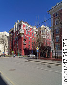 Жилой дом кооператива "Творчество" (1928—1948, архитектор Д. Д. Булгаков). Трехпрудный переулок, дом 8, Москва, Россия. Солнечное утро в апреле. Редакционное фото, фотограф Сергей Рыбин / Фотобанк Лори