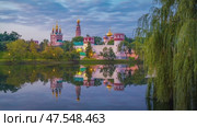 Летний рассвет в Москве — Новодевичий монастырь и отражение в пруду (таймлапс) (2020 год). Стоковое видео, видеограф Елена Бекташ / Фотобанк Лори