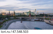 Летний таймлапс Москвы — прогулочные катера на Москва-реке у Кремля (2020 год). Стоковое видео, видеограф Елена Бекташ / Фотобанк Лори