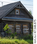 Uglich, Yaroslavl region, Russia, September 3, 2020: Old wooden abandoned house with carved wooden platbands on windows on Oktyabrskaya (October) street. Редакционное фото, фотограф Алексей Антипов / Фотобанк Лори