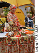 Muranovo village, Pushkino district, Moscow region, Russia, August 14, 2016: Memorial and art museum-reserve "Muranovo Estate" named after F. I. Tyutchev. Sale traditional products of Russian folk crafts at Gulyai Village fair. Редакционное фото, фотограф Алексей Антипов / Фотобанк Лори