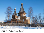 Вид на старинный собор Успения Пресвятой Богородицы солнечным мартовским днем. Кемь, Карелия. Стоковое фото, фотограф Виктор Карасев / Фотобанк Лори