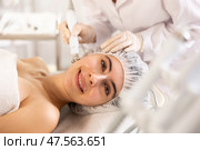 Young woman cosmetologist doing microcurrent procedure to young woman. Стоковое фото, фотограф Яков Филимонов / Фотобанк Лори