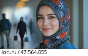 A young woman beams with a friendly smile while wearing a colorful headscarf as people walk through a lively hallway during an event. Стоковое AI-видео, аниматор Данила Большаков / Фотобанк Лори