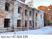 Город Тюмень. Историческое здание в плачевном состоянии (Бывший ночлежный дом). Улица Свердлова, дом 33 (2017 год). Стоковое фото, фотограф Александр Тараканов / Фотобанк Лори