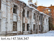 Город Тюмень. Историческое здание в плачевном состоянии (Бывший ночлежный дом). Улица Свердлова, дом 33 (2017 год). Стоковое фото, фотограф Александр Тараканов / Фотобанк Лори