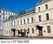 Улица Николоямская, дом 21/7с3. Солнечный день. Ранняя весна. Москва. Россия. Редакционное фото, фотограф E. O. / Фотобанк Лори