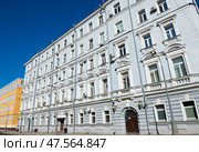 Улица Николоямская, дом 19, строение 1. Солнечный день. Ранняя весна. Москва. Редакционное фото, фотограф E. O. / Фотобанк Лори