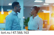 Business colleagues engaging in friendly conversation at modern office. Стоковое AI-видео, аниматор Юрий Поздников / Фотобанк Лори