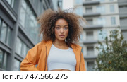 Confident young woman posing in urban setting. Стоковое AI-видео, аниматор Юрий Поздников / Фотобанк Лори