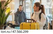 Tourist checking in at hotel reception. Стоковое AI-видео, аниматор Юрий Поздников / Фотобанк Лори