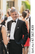 Elegant man enjoying champagne at social event. Стоковое AI-видео, аниматор Юрий Поздников / Фотобанк Лори