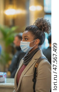 Young woman wearing protective face mask in public building. Стоковое AI-видео, аниматор Юрий Поздников / Фотобанк Лори