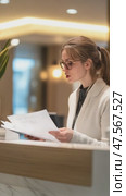 Hotel receptionist reading and explaining documents. Стоковое AI-видео, аниматор Юрий Поздников / Фотобанк Лори