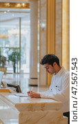 Hotel receptionist taking notes at front desk. Стоковое AI-видео, аниматор Юрий Поздников / Фотобанк Лори
