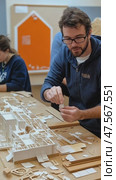 Architect assembling complex architectural model in workshop. Стоковое AI-видео, аниматор Юрий Поздников / Фотобанк Лори