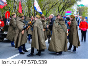 Солдаты в плащ-палатках и автоматами ППШ на груди. Город Тюмень. День Победы (2017 год). Редакционное фото, фотограф Александр Тараканов / Фотобанк Лори