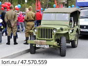 Солдаты и автомобиль времен Великой Отечественной войны Willys Jeep MB. День Победы. Город Тюмень. (2017 год). Редакционное фото, фотограф Александр Тараканов / Фотобанк Лори