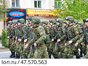 Колонна курсантов ТВИКУ маршируют на параде. День Победы, Город Тюмень (2017 год). Редакционное фото, фотограф Александр Тараканов / Фотобанк Лори