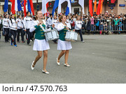 Девушки-барабанщицы на параде Победы. 9 мая. Город Тюмень (2017 год). Редакционное фото, фотограф Александр Тараканов / Фотобанк Лори