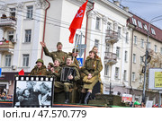 Люди в форме времен Великой Отечественной войны поют песни. Город Тюмень. День Победы (2017 год). Редакционное фото, фотограф Александр Тараканов / Фотобанк Лори