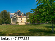 View of the Azay-le-Rideau Castle, a medieval castle above the bend of the Indre river, in the commune of the same name on a sunny summer day, Indre-et-Loire, France. Стоковое фото, фотограф Ula Ulachka / Фотобанк Лори