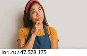 Young woman contemplating in thoughtful pose with varying expressions. Стоковое AI-видео, аниматор Владимир Федоров / Фотобанк Лори
