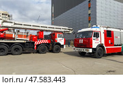 ANGARSK, IRKUTSK REGION, RUSSIA - April 08, 2025: Firefighters arrived in red fire trucks to the fire site. The work of the Emergencies team. Preventive training of firefighters and EMERCOM. Редакционное фото, фотограф Виктория Катьянова / Фотобанк Лори