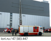 ANGARSK, IRKUTSK REGION, RUSSIA - April 08, 2025: Firefighters extended a ladder to the roof of the building to extinguish the fire. The work of the Emergencies team. Preventive training of firefighters. Редакционное фото, фотограф Виктория Катьянова / Фотобанк Лори