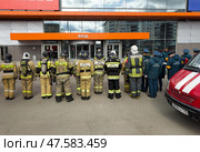 ANGARSK, IRKUTSK REGION, RUSSIA - April 08, 2025: Fire brigade team in special clothing and helmets lining up before conducting a preventive firefighting training session in a city shopping mall. Редакционное фото, фотограф Виктория Катьянова / Фотобанк Лори