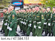 Колонна военнослужащих маршируют на параде. День Победы. Город Тюмень (2017 год). Редакционное фото, фотограф Александр Тараканов / Фотобанк Лори