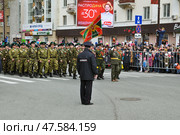 Колонна пограничников марширует на параде. День Победы. Город Тюмень (2017 год). Редакционное фото, фотограф Александр Тараканов / Фотобанк Лори