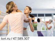 Woman and girl in gym perform basic elements of krav maga self-defense system. Стоковое фото, фотограф Яков Филимонов / Фотобанк Лори