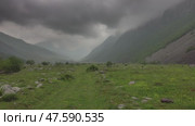 Fast moving dramatic clouds in mountains. Стоковое видео, видеограф Михаил Коханчиков / Фотобанк Лори