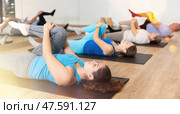Girl doing glutes stretching exercises during training in gym. Стоковое фото, фотограф Яков Филимонов / Фотобанк Лори
