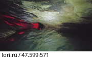 Boating on underground river in dark cave. Стоковое видео, видеограф Михаил Коханчиков / Фотобанк Лори