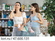 Tired mother and demanding daughter in supermarket cleaning aisle. Стоковое фото, фотограф Яков Филимонов / Фотобанк Лори