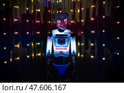 Робот андроид Теспиан - интерактивный механизм светится в темном помещении павильона Робостанция на ВДНХ - Россия, Москва, Июнь 2023. Редакционное фото, фотограф Мария L. / Фотобанк Лори