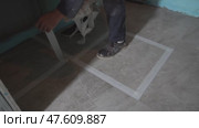 The masking tape is removed from the floor. Grouting of ceramic tile joints. The masking tape is removed from the floor. Cleaning after renovation. Стоковое видео, видеограф Darya Komarova / Фотобанк Лори