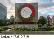 Орден Ленина на фоне здания Законодательного собрания Пермского края (Дома советов), Пермь (2024 год). Редакционное фото, фотограф Олег Пученков / Фотобанк Лори
