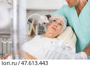 doctor uses hydrogen oxygen cleaning. Стоковое фото, фотограф Яков Филимонов / Фотобанк Лори